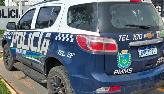 Viatura da Polícia Militar de Mato Grosso do Sul estacionada.