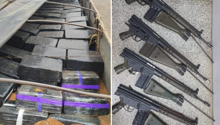Pacotes de drogas em um caminhão e fuzis apreendidos.
