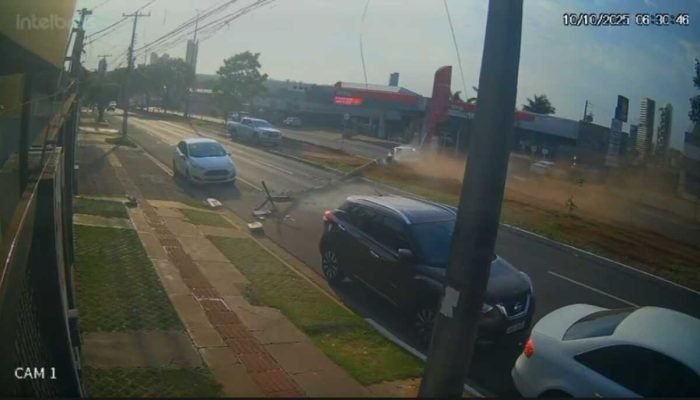 Em Campo Grande, poste derrubado por carro cai entre veículos