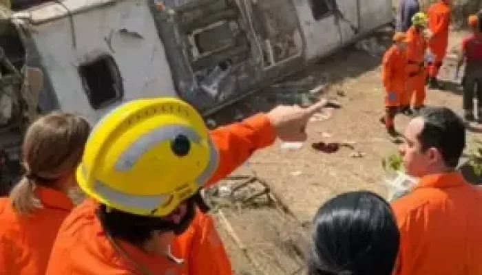 Ônibus que transportava romeiros capota e deixa 15 mortos em Alagoas
