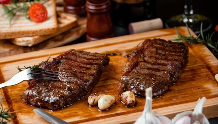 1 de 1 bifes suculentos servidos em tábua — Foto: 1 de 1 bifes suculentos servid