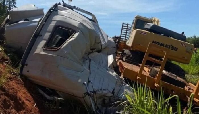Veículo com a cabine destruída - Crédito: (Da Hora Bataguassu)