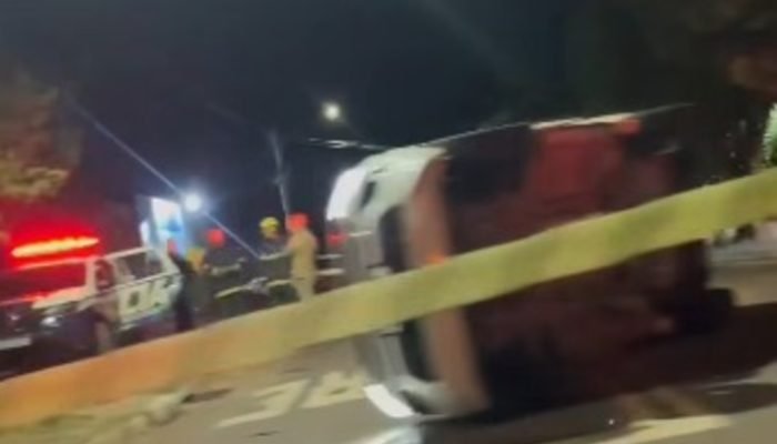 Carro tombou em acidente no cruzamento — Foto: Carro tombou em acidente no cruza