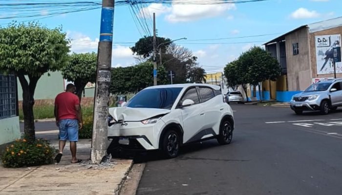 Com o impacto, estrutura ficou levemente entortada. (Foto: Fala Povo Midiamax)