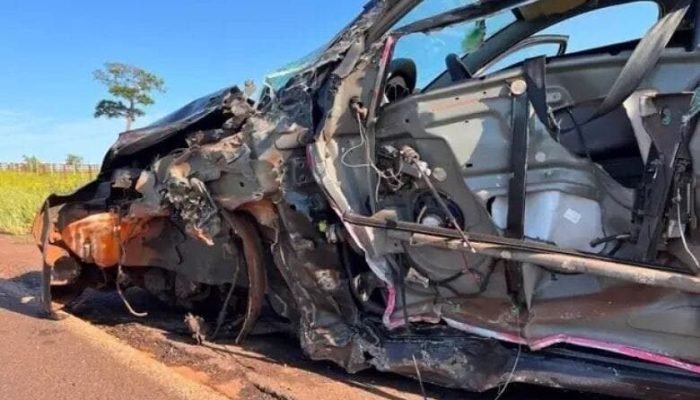 Porta e roda do veículo foram arrancadas com a batida - Crédito: (Ivinotícias)