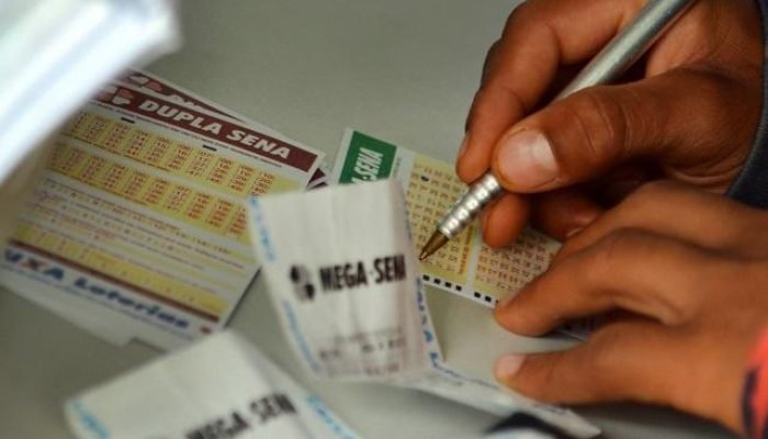 Cartela da Mega-Sena sendo preenchida — Foto: Cartela da Mega-Sena sendo preench