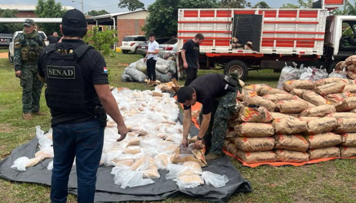 Drogas escondidas em sacos de carvão (Divulgação) - Crédito: (Divulgação)