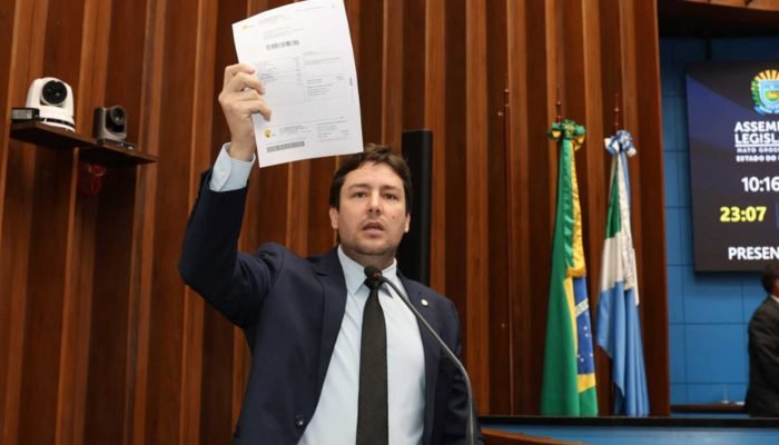 Deputado Catan faz denúncia durante sessão na Alems — Foto: Deputado Catan faz d