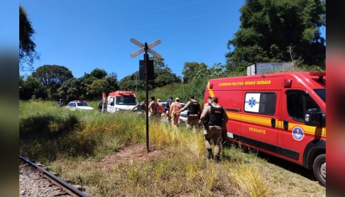 Foto: 1 de 1 CBMMG socorreram vítima de atropelamento por trem - Foto: Imprensa