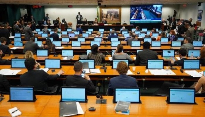 Hugo Motta durante o encaminhamento da PEC à Comissão de Constituição e Justiça