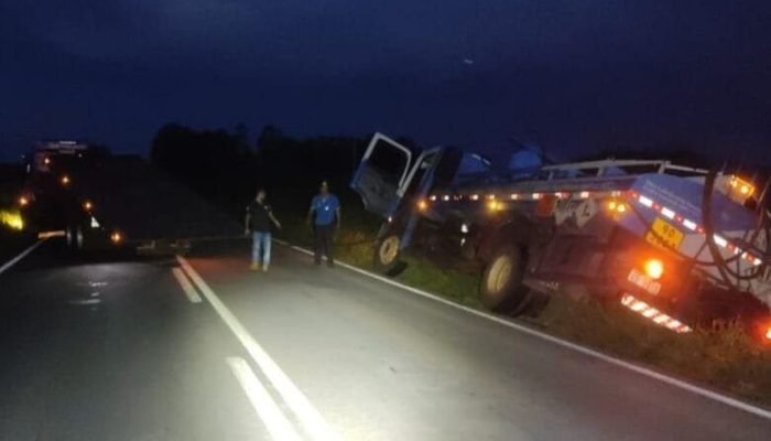 Esse caminhão-tanque saiu da pista no quilômetro 188 da MS-276 - Crédito: Nova News/Divulgação