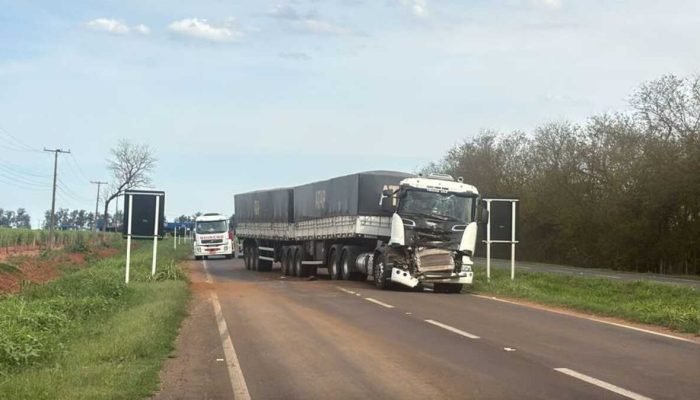 Caminhão colide com carreta parada em quebra-molas na MS-134 em Nova Andradina Caminhão colide com carreta parada em quebra-molas na MS-134 em Nova Andradina