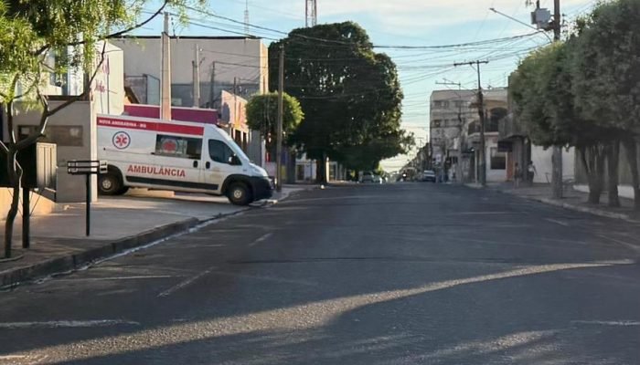 Fato aconteceu no cruzamento das ruas Walter Hubacher com Vearni Castro — Foto: