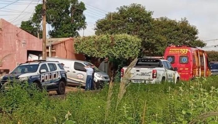 Um homem foi encontrado morto dentro de sua residência em Nova Andradina — Foto: