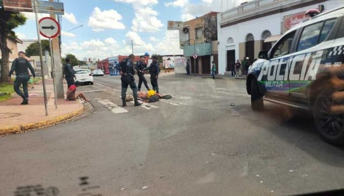 Vítima caída na faixa de pedestre da Avenida Calógeras e policiais militares ao