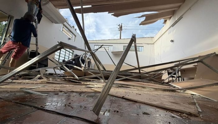 Sede do CRAS de Batayporã ficou bastante danificada em decorrência do vento — Fo