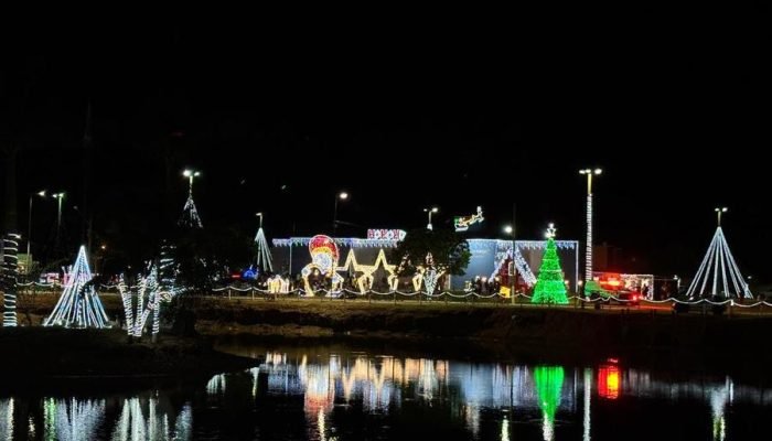 Batayporã celebra Natal com decoração, neve e Papai Noel