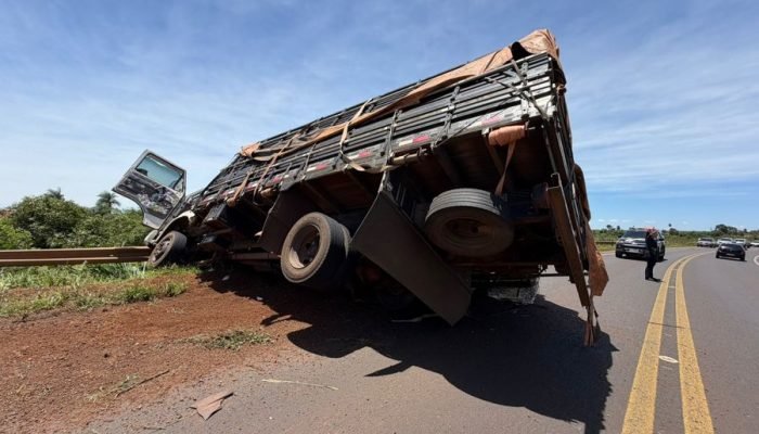 Caminhão tomba na BR-376 próximo ao Córrego do Baile, em Nova Andradina