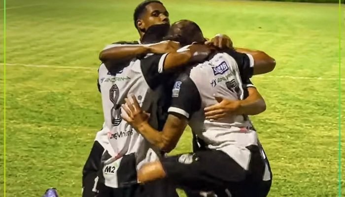 Jogadores do Corumbaense comemorando o único gol da partida — Foto: Jogadores do