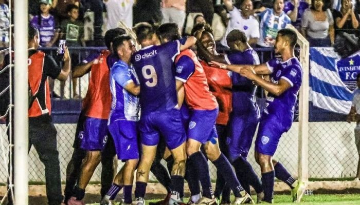 Jogadores comemorando o único gol contra o Independente na última quarta-feira —