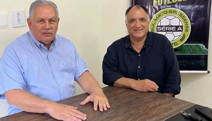 Márcio Andrade ao lado do presente da Federação de Futebol de Mato Grosso do Sul