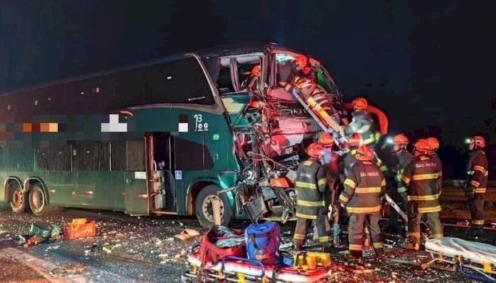 Acidente entre ônibus e caminhão — Foto: Imagem: Oeste Cidades