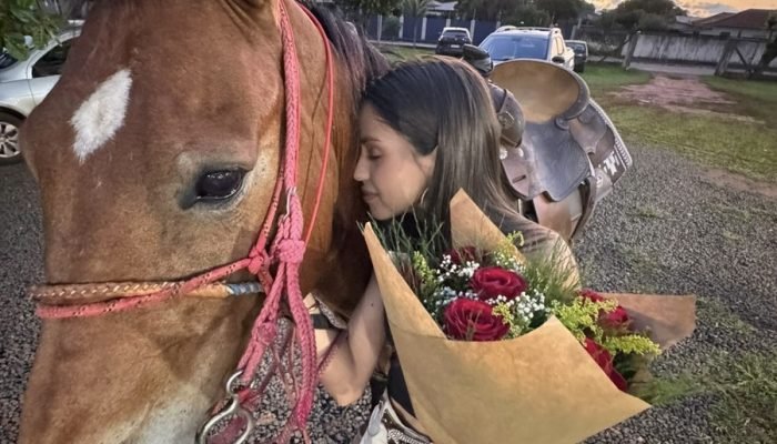 Jovem leva égua Sabrina para sua festa de 18 anos em Batayporã