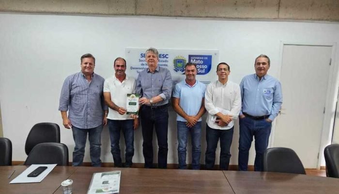 Titular e secretários executivos da Semadesc se reúnem com empresários para deba