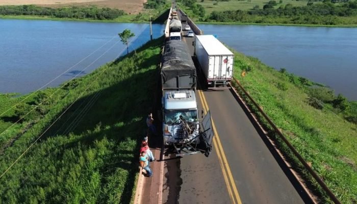 Carretinha se solta de veículo e atinge caminhão na MS-395, em Bataguassu