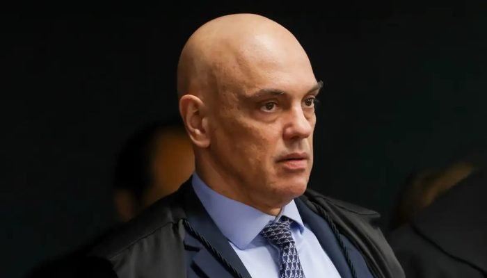 Em decisão, Moraes cita "eventual tentativa de fuga" de Bolsonaro