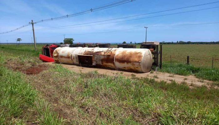 Carreta carregada com óleo vegetal tomba na MS-276 entre Batayporã e Anaurilândia