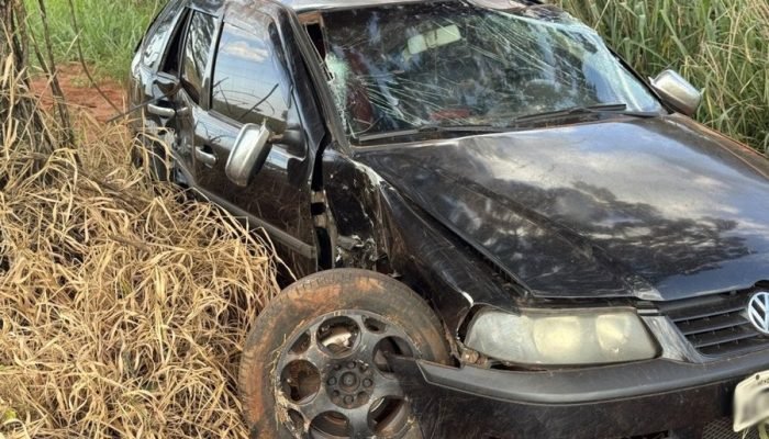 Carro capota e motorista é socorrida na MS-141 em Ivinhema
