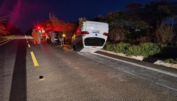 Carro funerário com corpo de vítima de acidente capota durante traslado