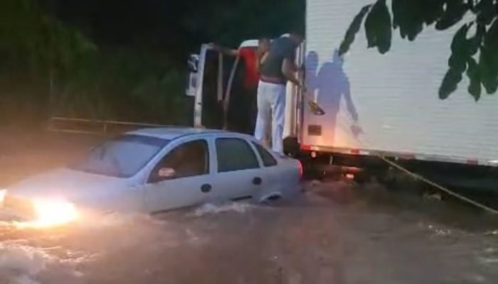 Temporal causa alagamentos em Nova Andradina e forte chuva em Batayporã
