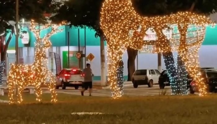 Prefeito Leandro Fedossi entrega iluminação natalina em noite de luzes e cores
