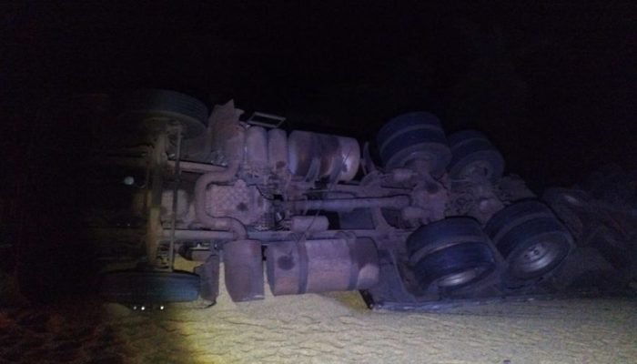 Caminhão tombado na MS-480 — Foto: Imagem: WhatsApp/Nova News