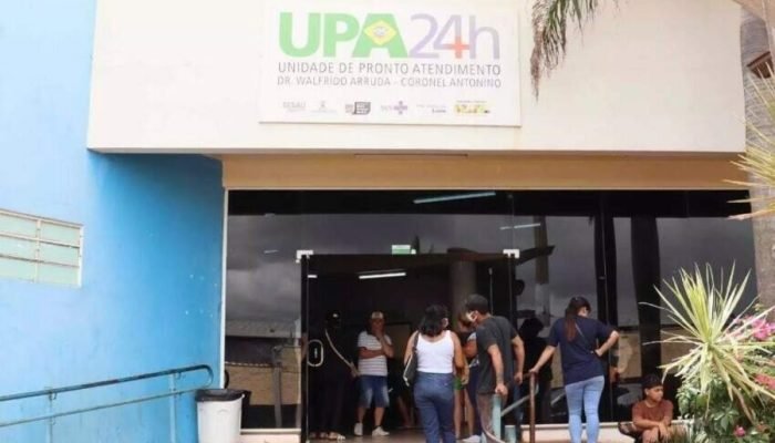 Pessoas esperam fora de UPA para atendimento de sintomas gripais em Campo Grande