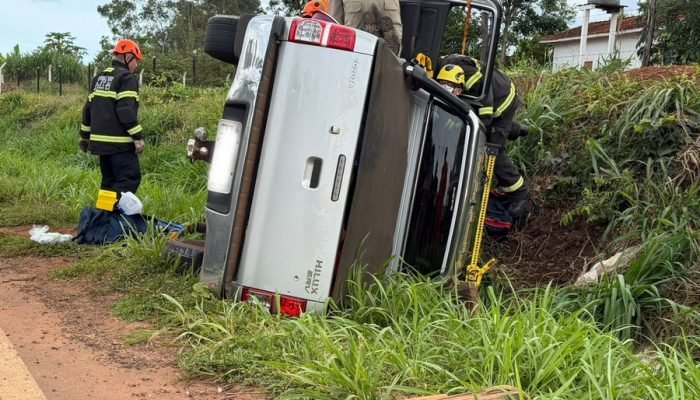 Caminhonete capotou na MS-134, em Batayporã — Foto: Imagem: José Portela - Nova