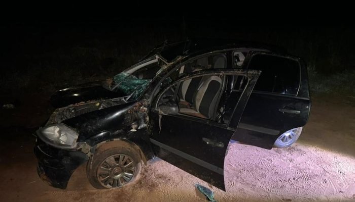 Veículo utilizado para fuga capotou — Foto: Veículo utilizado para fuga capotou