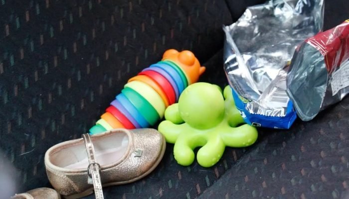 Brinquedos de Sophie Eugênia dentro do carro do assassino — Foto: Brinquedos de