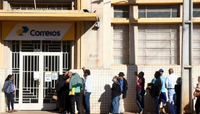 Aposentados na porta do Correios em julho de 2025, para pedir ressarcimento — Fo