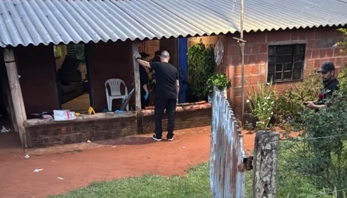 Equipes da Polícia Civil no local do crime — Foto: Equipes da Polícia Civil no l