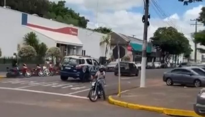 Equipes da Força Tática em ação durante diligências na cidade de Nova Andradina.