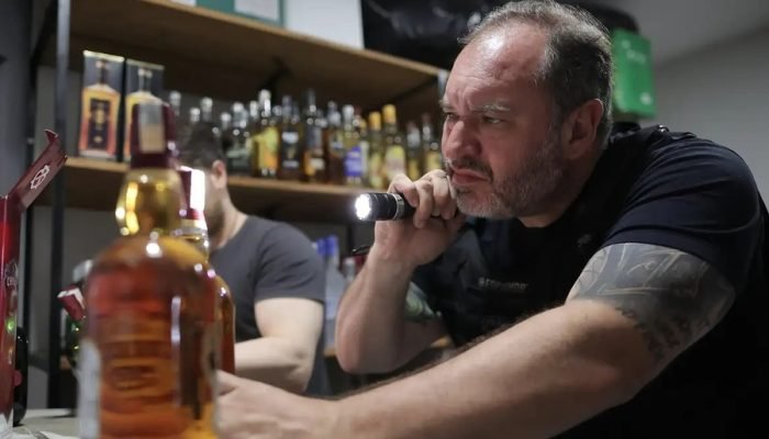 Fiscalização de vendedores ambulantes é reforçada para evitar bebidas adulterada