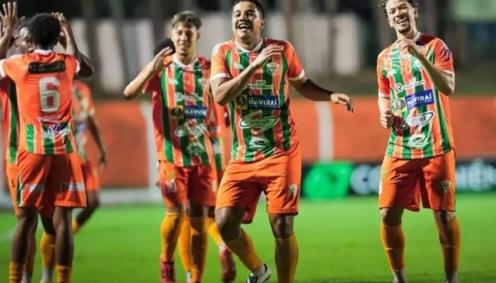 Foto: Jogadores do Naviraiense comemoram resultado que garantiu liderança - Foto