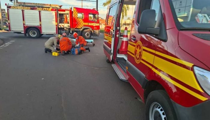 Bombeiros atendem homem após colisão em cruzamento — Foto: Imagem: CBM