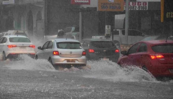 Condutores enfrentam ruas alagadas em Campo Grande durante chuva forte — Foto: C
