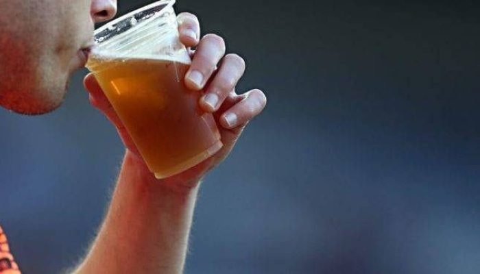 Furacão parou no goleiro paraguaio e amargou um tropeço na festa dos 20 anos do Caldeirão.
A comemoração do aniversário de 20 anos da reinauguração da Arena da Baixada não foi como se esperava. Em uma jornada de pouca inspiração ofensiva e com direito a penalidade perdida pelo atacante Marco Ruben, o Athletico perdeu o amistoso para o Cerro Porteño por 2×0, na tarde deste sábado (29), em pleno caldeirão e provou que tem muita coisa a melhorar para a retomada das competições que terá na sequência da temporada. Na foto: bebida alcoólica, cerveja nos estádios.