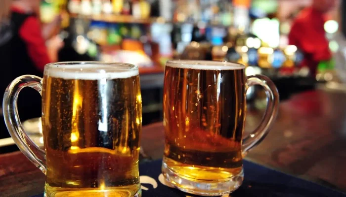 Juiz absolve dez réus da contaminação de cervejas Backer