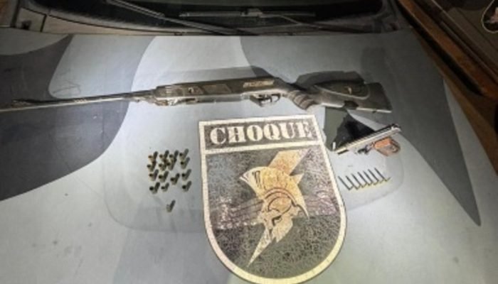 Foto: Uma das armas apreendidas (divulgação/PM/Choque)